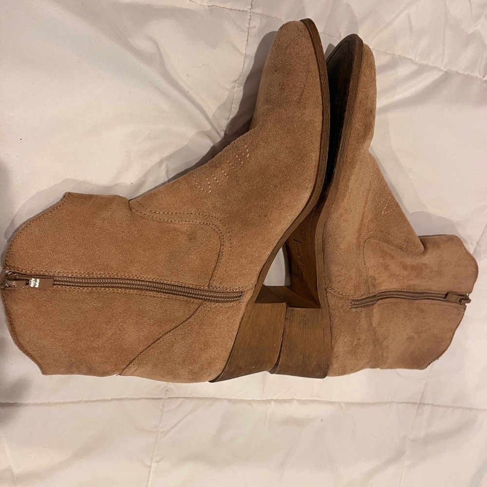 Olivia & Kate Lauren Boots Booties 7.5 Faux Suede Tan Western Pointy Western